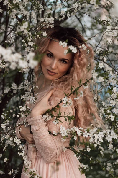 Piękna Kobieta Wiosennym Ogrodzie Pobliżu Kwiatów Wiśni Kwitnący Ogród Wysokiej — Zdjęcie stockowe