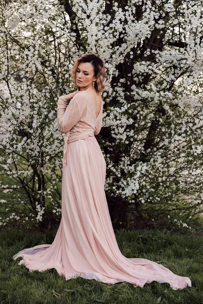 Une Belle Femme Dans Jardin Printemps Près Des Fleurs Cerisier — Photo