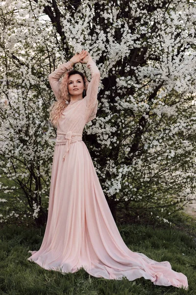 Una Mujer Hermosa Vestido Cerca Una Flor Cerezo Primavera Europa —  Fotos de Stock