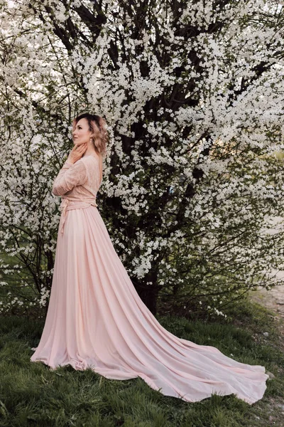 Uma Mulher Bonita Vestido Perto Uma Flor Cereja Primavera Europa — Fotografia de Stock