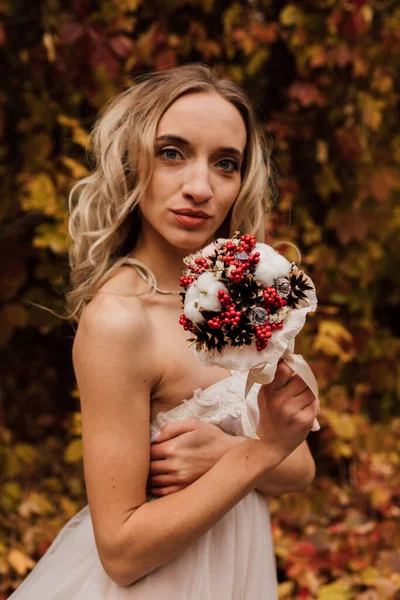 Mooie Bruid Met Een Boeket Haar Handen Bruiloft Herfst Het — Stockfoto