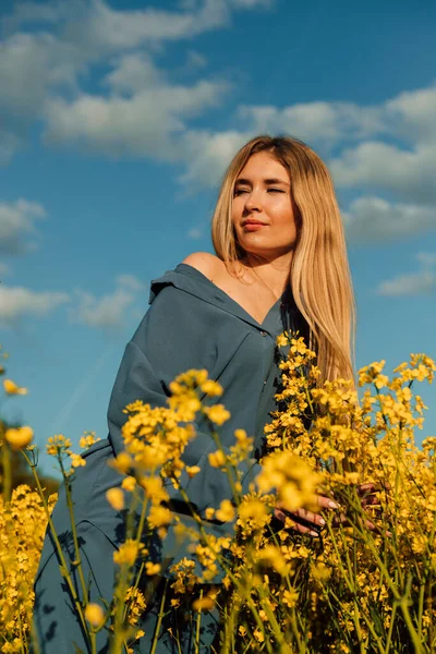 Kolza Tohumu Tarlasında Duran Güzel Genç Bir Kadın Mavi Gökyüzüne — Stok fotoğraf