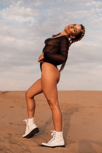 Menina Sexy Maiô Preto Deserto Verão Areia Foto Alta Qualidade — Fotografia de Stock
