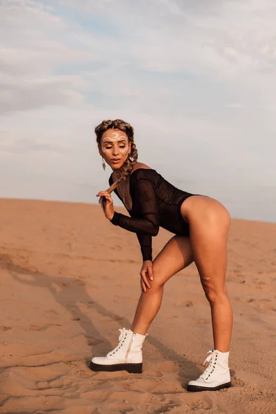 Сексуальна Дівчина Чорному Купальнику Пустелі Літо Пісок Високоякісна Фотографія — стокове фото