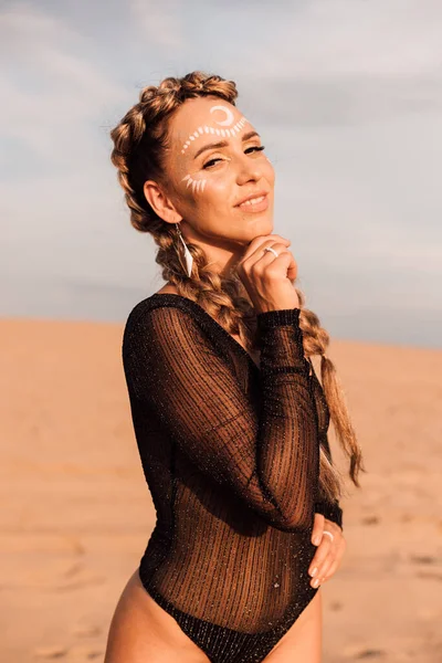 Joven Chica Sexy Desierto Calor Del Verano Mujer Traje Pie — Foto de Stock