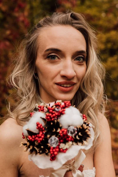 Gyönyörű Menyasszony Egy Csokorral Kezében Esküvő Ősszel Erdőben Kiváló Minőségű — Stock Fotó