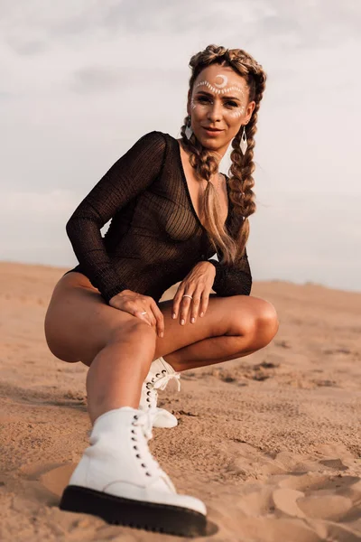 Mulher Sexy Encantadora Com Pele Bonita Maquiagem Deserto Foto Alta — Fotografia de Stock