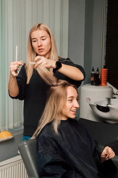 Kadeřník Stříhá Blond Vlasy Salónu Krásy Ženský Sestřih Kvalitní Fotografie — Stock fotografie