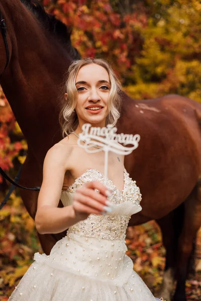 Bella Sposa Abito Lungo Bianco Trova Vicino Cavallo Nella Foresta — Foto Stock