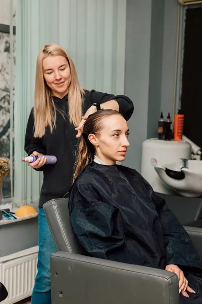 美容師は美容室でブロンドのためのヘアスタイリングを行います ヘアケアについて 高品質の写真 — ストック写真