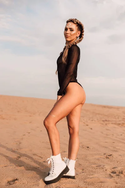 Sexy Beautiful Woman Dancing Bodysuit Boots Sand Hot Summer Desert — Stock Photo, Image