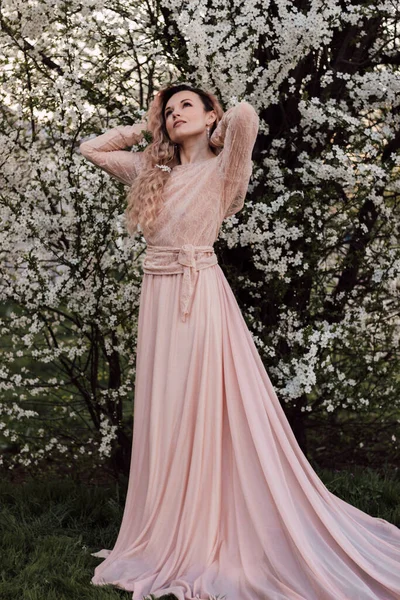Una Hermosa Mujer Largo Vestido Rosa Encuentra Cerca Una Flor —  Fotos de Stock