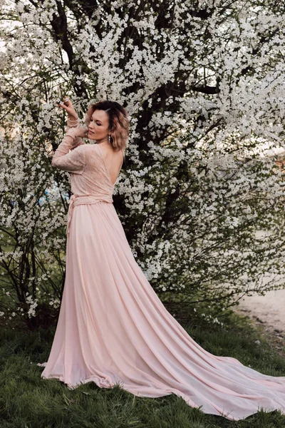 Una Hermosa Mujer Largo Vestido Rosa Encuentra Cerca Una Flor —  Fotos de Stock