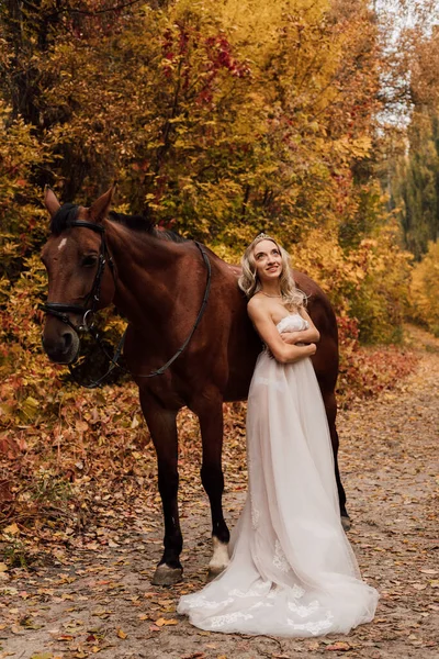 Attraktiv Kvinna Brudklänning Den Förrymda Bruden Högkvalitativt Foto — Stockfoto