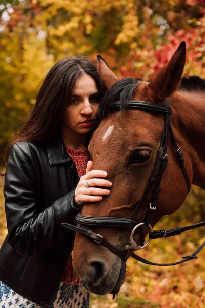 Красивая Юная Брюнетка Целует Лошадь Осенний Лес Любовь Животным Высокое — стоковое фото