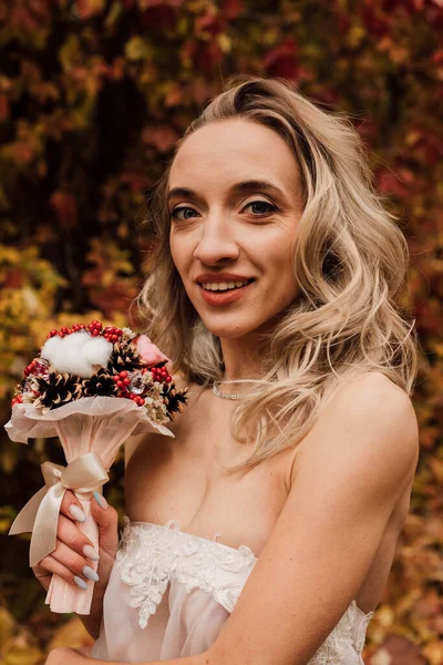 Приваблива Жінка Весільній Сукні Весела Наречена Високоякісна Фотографія — стокове фото