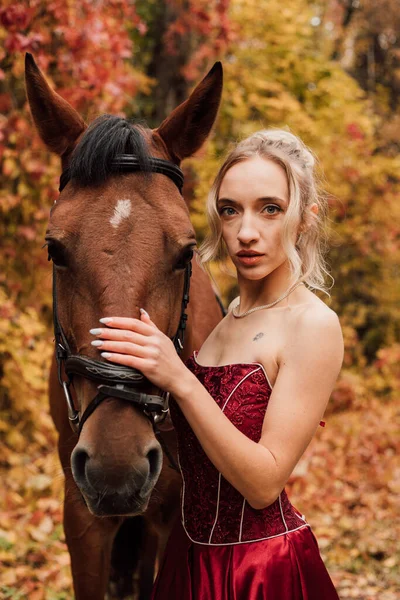 Kvinnligt Porträtt Bredvid Häst Ridning Höstskogen Högkvalitativt Foto — Stockfoto