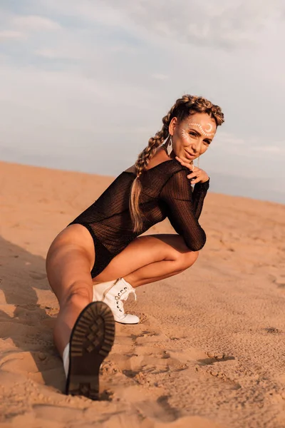 夏の暑さの砂漠で若いセクシーな女の子 ボディスーツ姿の女 高品質の写真 — ストック写真