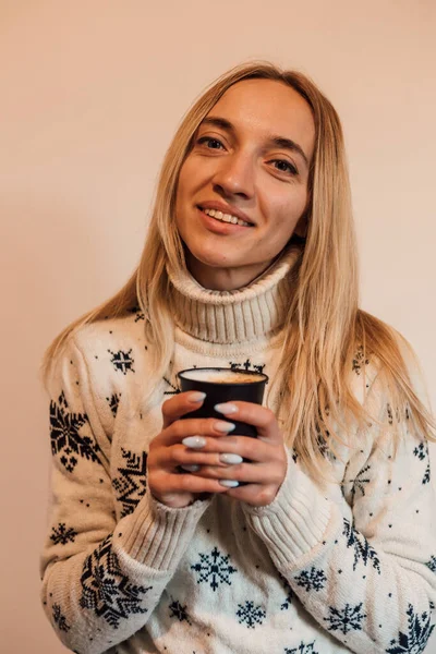Kvinna Jultröja Med Ett Glas Kaffe Julen Hemma Högkvalitativt Foto — Stockfoto