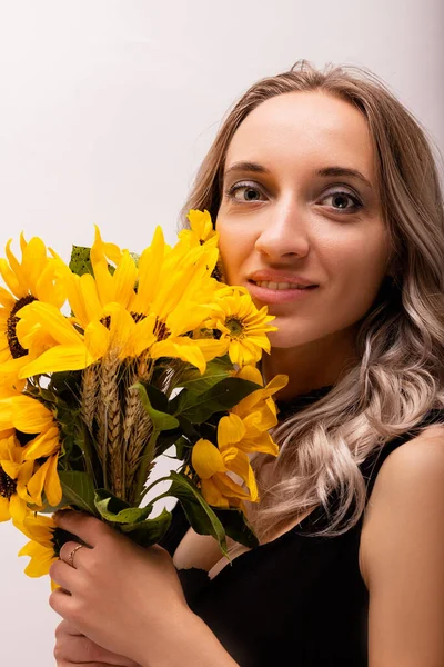 Heureuse Femme Joyeuse Avec Bouquet Fleurs Jaunes Bouquet Tournesols Photo — Photo