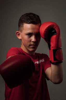 Genç bir boksör, karanlık arka planda boks eğitimi alıyor. Agresif bir spor. Yüksek kalite fotoğraf