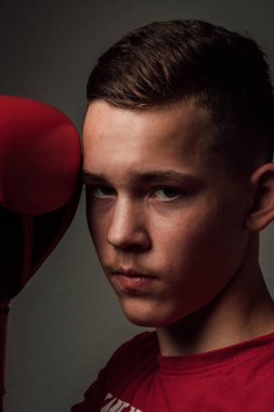 Genç bir boksör, karanlık arka planda boks eğitimi alıyor. Agresif bir spor. Yüksek kalite fotoğraf
