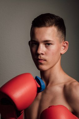 Genç bir boksör, karanlık arka planda boks eğitimi alıyor. Agresif bir spor. Yüksek kalite fotoğraf