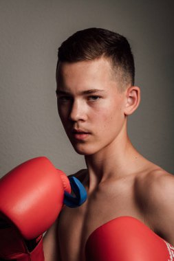 Genç bir boksör, karanlık arka planda boks eğitimi alıyor. Agresif bir spor. Yüksek kalite fotoğraf