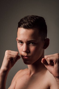 Genç bir boksör, karanlık arka planda boks eğitimi alıyor. Agresif bir spor. Yüksek kalite fotoğraf