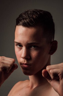 Genç bir boksör, karanlık arka planda boks eğitimi alıyor. Agresif bir spor. Yüksek kalite fotoğraf