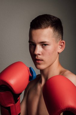 Genç bir boksör, karanlık arka planda boks eğitimi alıyor. Agresif bir spor. Yüksek kalite fotoğraf