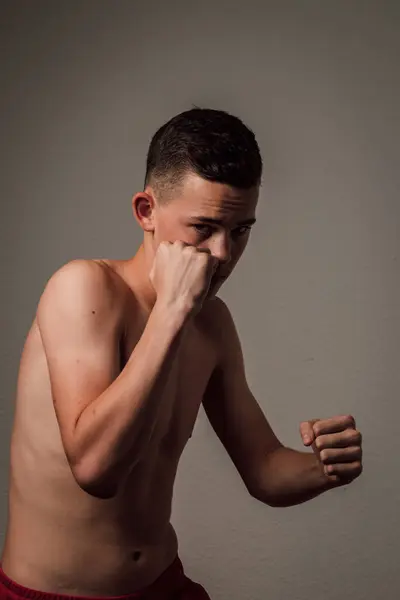 Ein Jugendlicher Boxer Trainiert Vor Dunklem Hintergrund Boxen Aggressiver Sport — Stockfoto