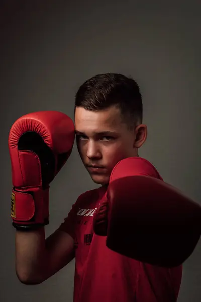 Tonårig Boxare Idrottare Tränar För Att Boxas Mörk Bakgrund Aggressiv — Stockfoto