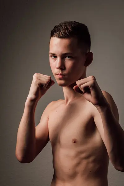 Teenage Boxer Sportovec Trénuje Boxovat Temném Pozadí Agresivní Sport Kvalitní — Stock fotografie