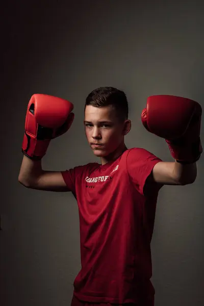 一名青少年拳击手正在训练如何在黑暗的背景下打拳 好斗的运动高质量的照片 — 图库照片