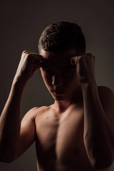 Atleta Boxeador Adolescente Está Entrenando Para Boxear Sobre Fondo Oscuro —  Fotos de Stock