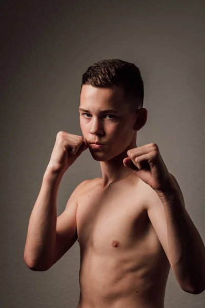 Atleta Boxeador Adolescente Está Entrenando Para Boxear Sobre Fondo Oscuro — Foto de Stock