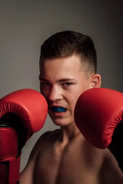 Een Tienerbokser Traint Boksen Een Donkere Achtergrond Agressieve Sport Hoge — Stockfoto