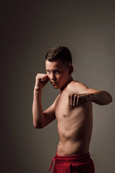 Atleta Boxeador Adolescente Está Entrenando Para Boxear Sobre Fondo Oscuro — Foto de Stock