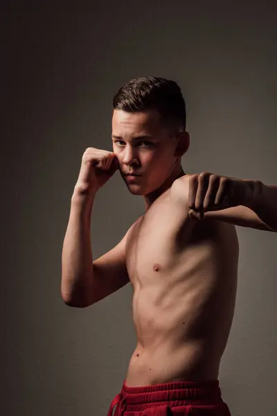 Ein Jugendlicher Boxer Trainiert Vor Dunklem Hintergrund Boxen Aggressiver Sport — Stockfoto