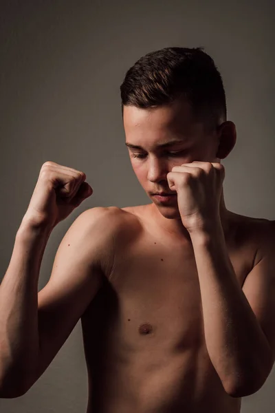 Adolescent Boxeur Athlète Entraîne Boxer Sur Fond Sombre Sport Agressif — Photo