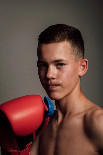 10代のボクサーアスリートは暗い背景でボクシングをするトレーニングをしている 攻撃的なスポーツ 高品質の写真 — ストック写真