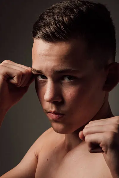Tonårig Boxare Idrottare Tränar För Att Boxas Mörk Bakgrund Aggressiv — Stockfoto