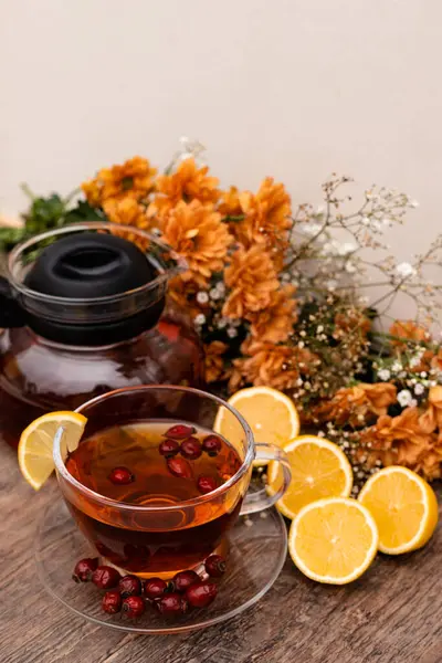 Chá Rosa Mosqueta Com Limão Uma Xícara Clara Bebida Outono — Fotografia de Stock