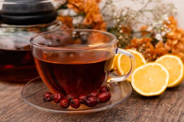 Temiz çaydanlık ve fincanda Rosehip çayı. Sağlığın için sonbahar vitaminleri. Yüksek kalite fotoğraf