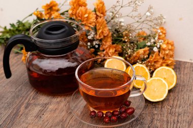 Temiz çaydanlık ve fincanda Rosehip çayı. Sağlığın için sonbahar vitaminleri. Yüksek kalite fotoğraf