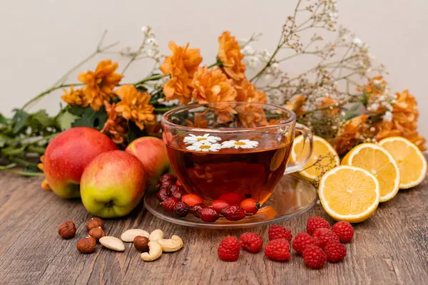 Gül kalçası, papatya çayı ve limondan yapılmış şifalı bitki çayı. Vitaminli meyve çayı. Yüksek kalite fotoğraf
