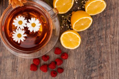 Rosehip ve limonlardan yapılan vitamin meyveli çay. Gribi önleme amaçlı. Yüksek kalite fotoğraf