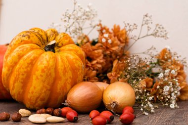 Sonbahar sebzeleri, fındıklar ve gül kalçaları. Sağlıklı yiyecekler. Sebze diyeti. Yüksek kalite fotoğraf