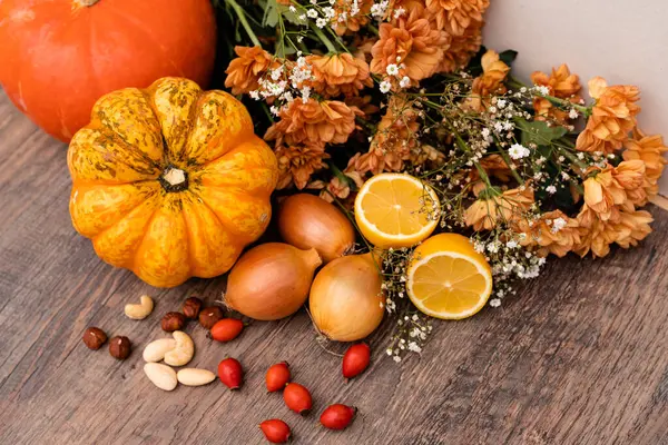 秋の野菜 ナッツ バラのヒップ 健康的な食べ物 野菜ダイエット 高品質の写真 — ストック写真
